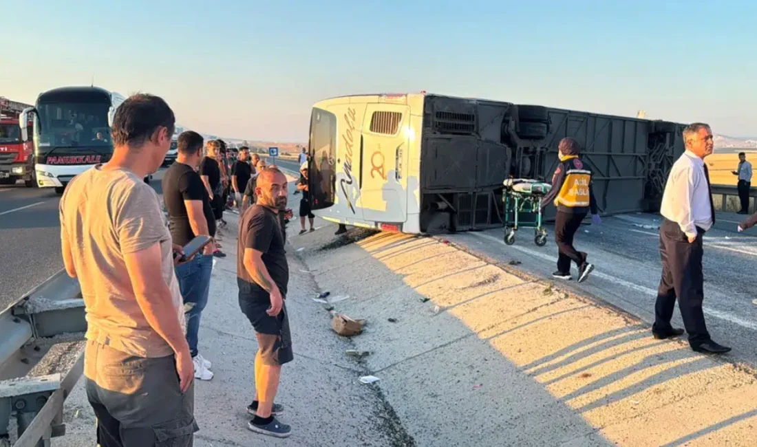 Kütahya’da kontrolden çıkan yolcu otobüsünün bariyerlere çarparak devrilmesi sonucu ortalık