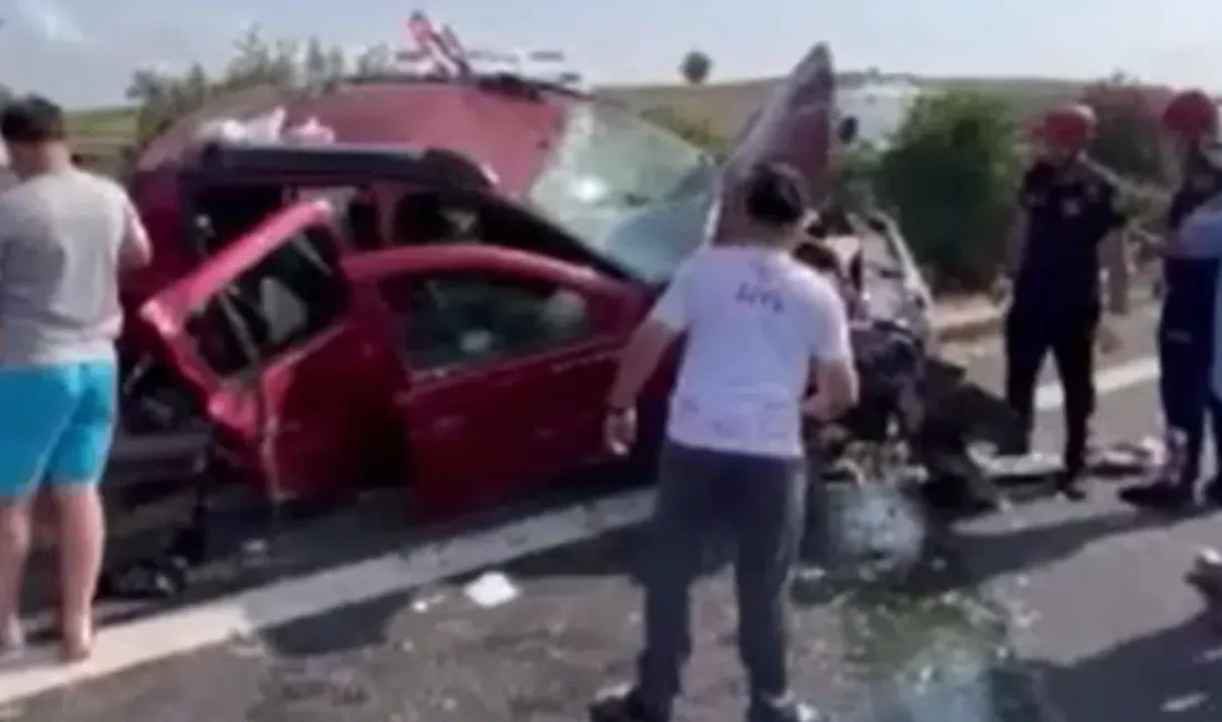 Osmaniye’de TAG Otoyolu’nda kontrolden çıkarak bariyerlere çarpan otomobil adeta hurdaya