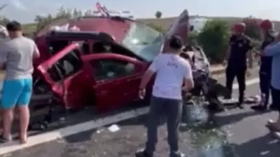 Osmaniye’de TAG Otoyolu’nda kontrolden çıkarak bariyerlere çarpan otomobil adeta hurdaya