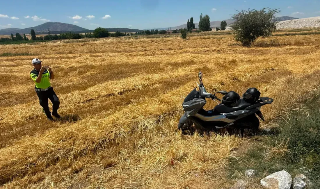 Afyonkarahisar’ın Emirdağ ilçesinde sürücüsünün direksiyon hakimiyetini kaybetmesi sonucu yol kenarındaki