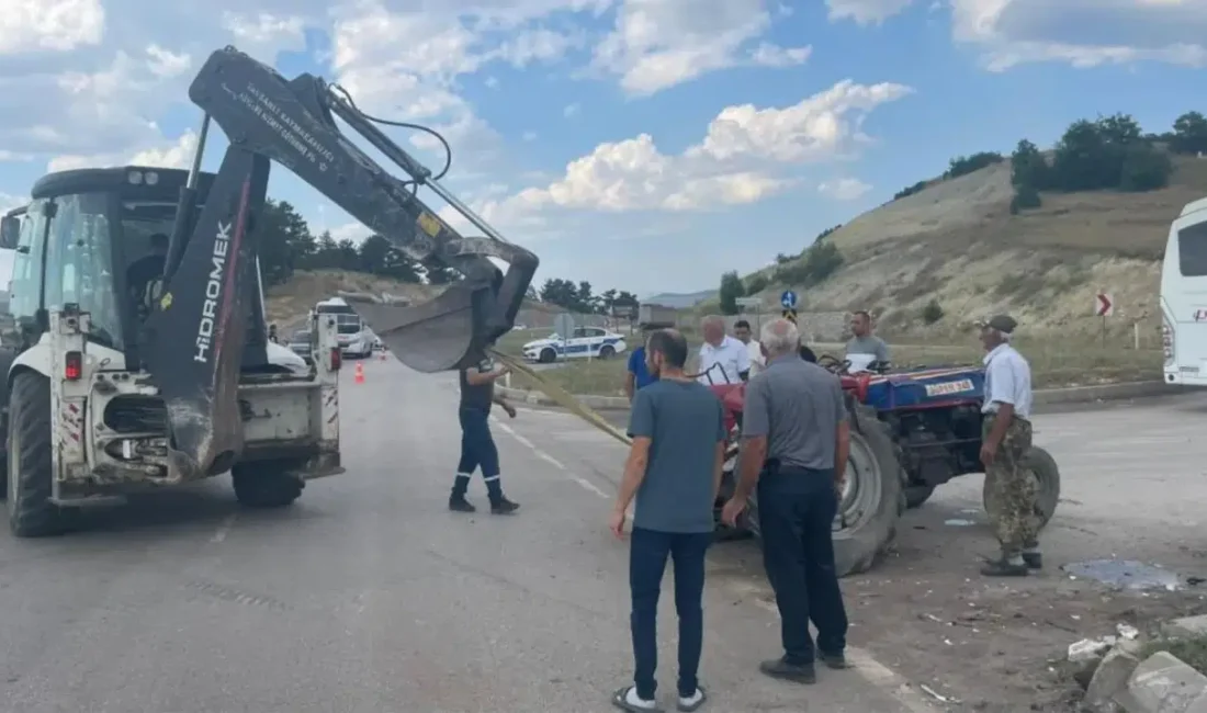 Kütahya’nın Tavşanlı ilçesinde otomobil ile traktörün kavşakta çarpışması sonucu meydana