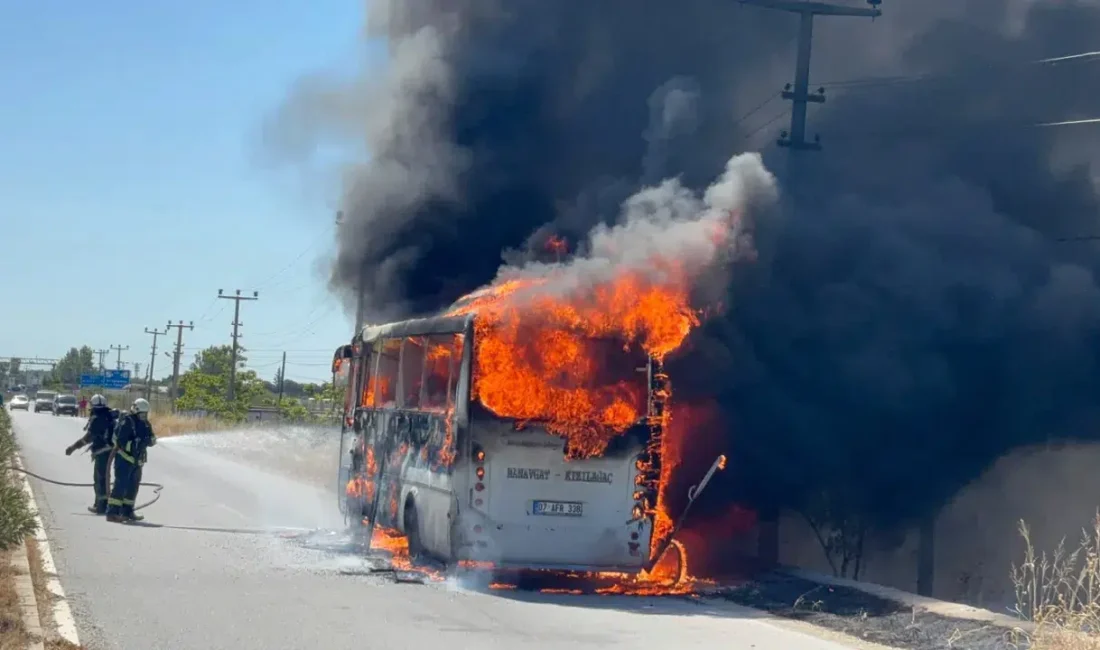 Antalya’nın Manavgat ilçesinde seyir halindeyken motor bölümünden alev alan yolcu