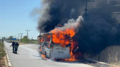 Antalya’nın Manavgat ilçesinde seyir halindeyken motor bölümünden alev alan yolcu