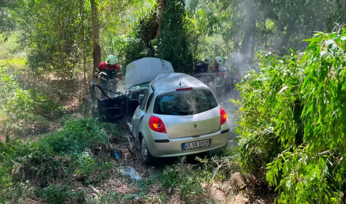 Aydın’ın Germencik ilçesinde kontrolden çıkan bir otomobilin yol kenarındaki ağaca
