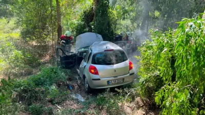 Aydın’ın Germencik ilçesinde kontrolden çıkan bir otomobilin yol kenarındaki ağaca