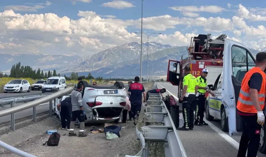 Erzincan’da kontrolden çıkan bir otomobilin aydınlatma direğine çarpıp bariyerleri aşarak