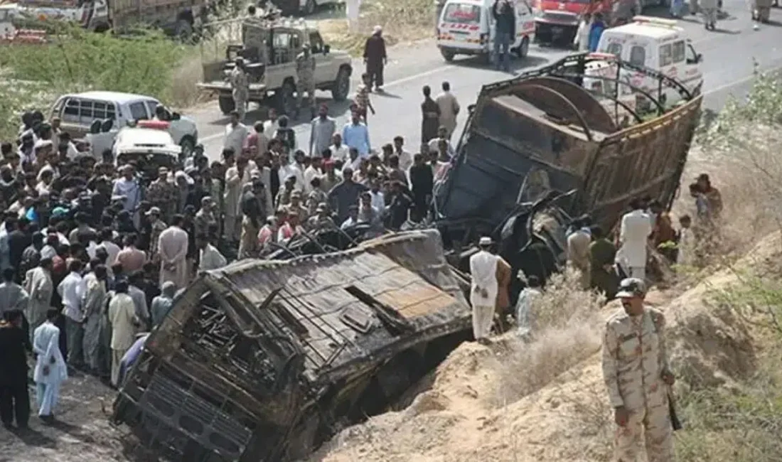 Pakistan’ın Belucistan eyaletinde kontrolden çıkan bir yolcu otobüsünün uçuruma yuvarlanması