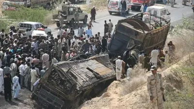 Pakistan’ın Belucistan eyaletinde kontrolden çıkan bir yolcu otobüsünün uçuruma yuvarlanması
