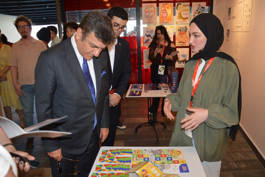 İstanbul Yeni Yüzyıl Üniversitesi’nde TRACE - Grafik Tasarım Bitirme Projesi Sergisi Açıldı İstanbul Yeni Yüzyıl Üniversitesi’nde TRACE - Grafik Tasarım Bitirme Projesi Sergisi Açıldı