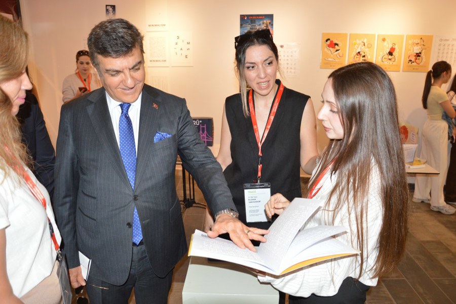 İstanbul Yeni Yüzyıl Üniversitesi’nde TRACE - Grafik Tasarım Bitirme Projesi Sergisi Açıldı İstanbul Yeni Yüzyıl Üniversitesi’nde TRACE - Grafik Tasarım Bitirme Projesi Sergisi Açıldı
