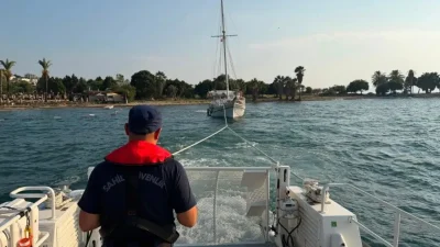 Aydın’ın gözde turizm merkezi Kuşadası’nda denizin ortasında can pazarı yaşandı.