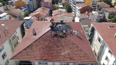 Kütahya’da aniden bastıran hava muhalefeti sırasında bir apartmanın çatısına yıldırım