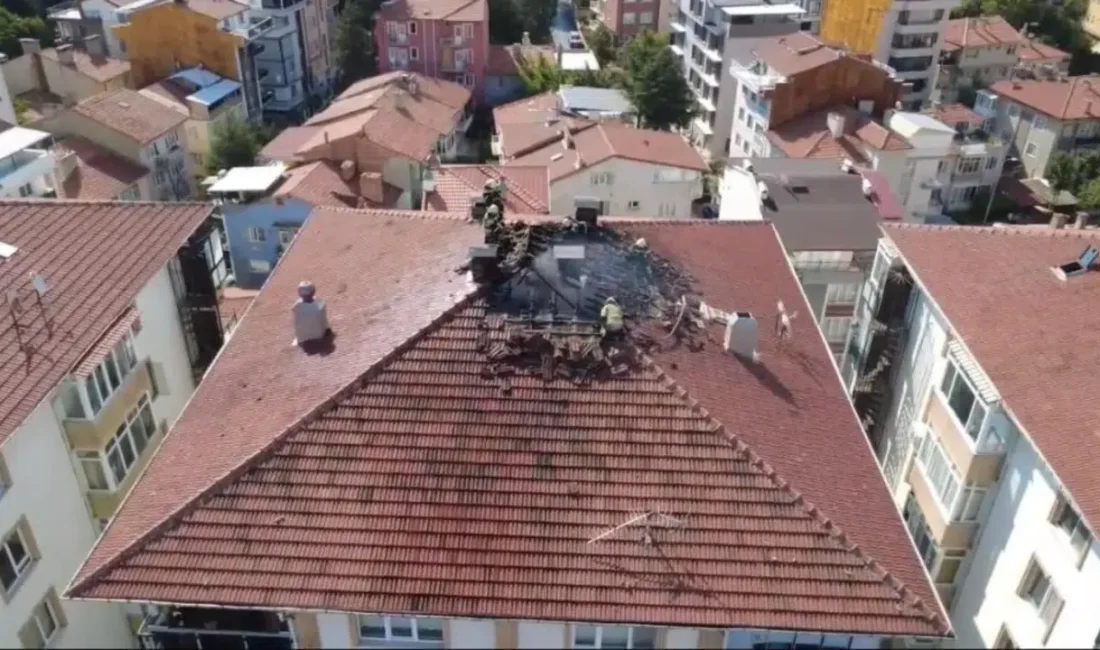 Kütahya’da aniden bastıran sağanak yağış sırasında bir apartmanın çatısına yıldırım