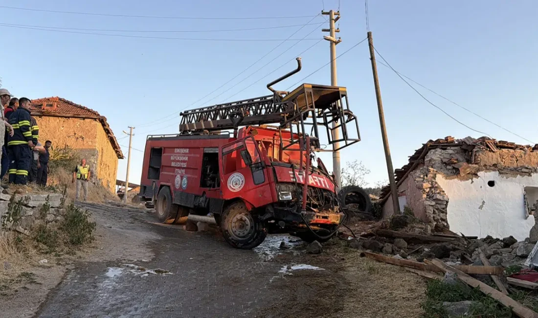 Eskişehir’in Seyitgazi ilçesinde yangın söndürme görevinden dönen itfaiye aracı kontrolden
