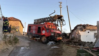 Eskişehir’in Seyitgazi ilçesinde yangın söndürme görevinden dönen itfaiye aracı kontrolden