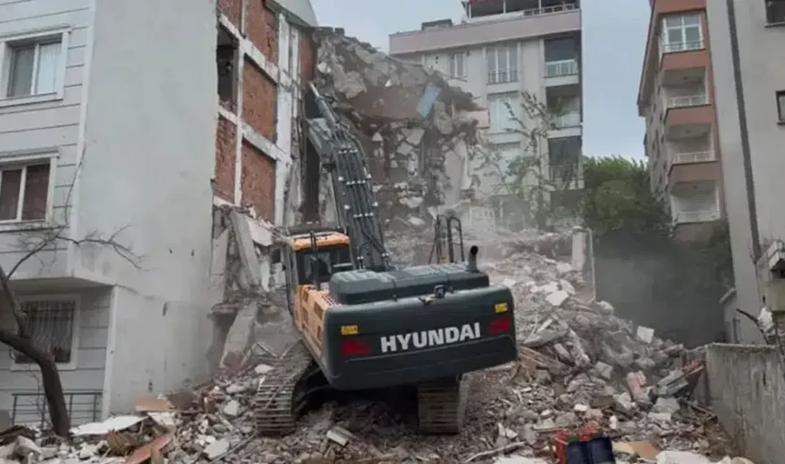 İstanbul Beylikdüzü’nde kentsel dönüşüm kapsamında gerçekleştirilen kontrollü yıkım çalışması, akılalmaz