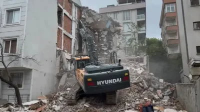 İstanbul Beylikdüzü’nde kentsel dönüşüm kapsamında gerçekleştirilen kontrollü yıkım çalışması, akılalmaz