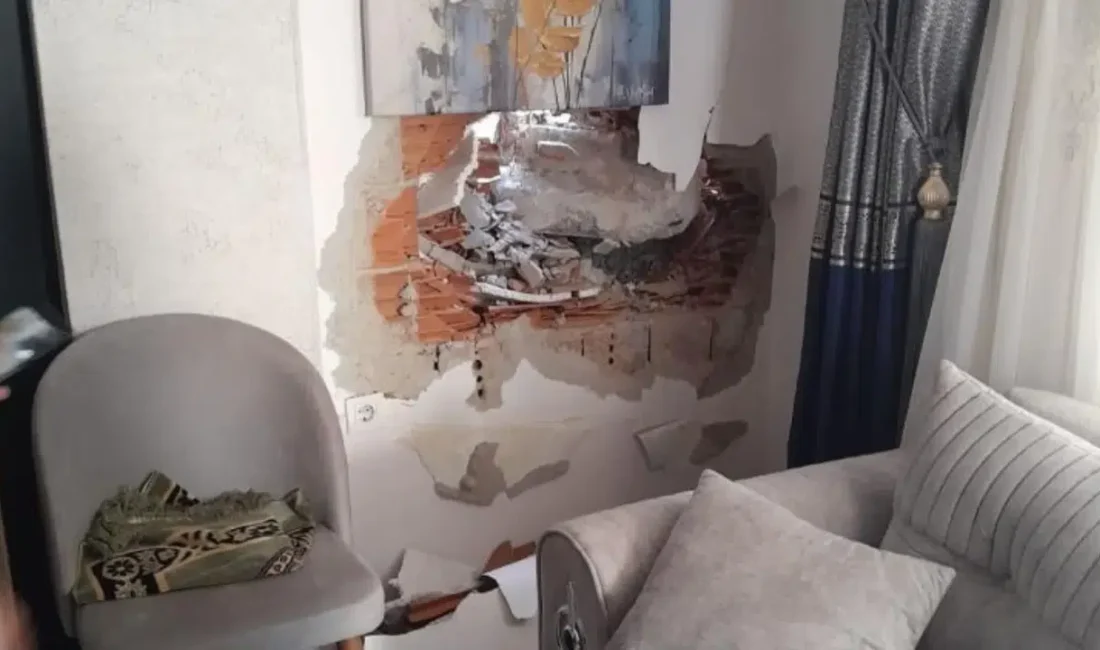 İstanbul Kağıthane’de 4 katlı bir binanın yıkımı sırasında çevre binalara