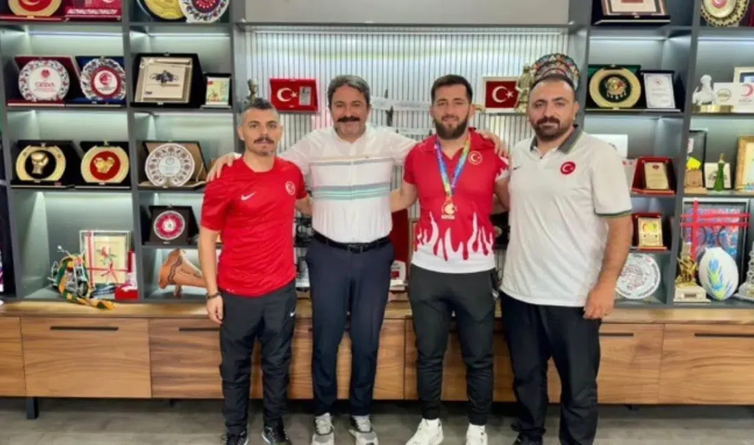 İşitme Engelliler Büyükler Güreş Türkiye Şampiyonası’nda mücadele eden Eskişehirli sporcular