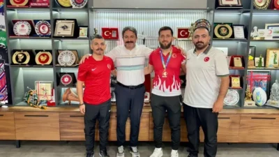 İşitme Engelliler Büyükler Güreş Türkiye Şampiyonası’nda mücadele eden Eskişehirli sporcular