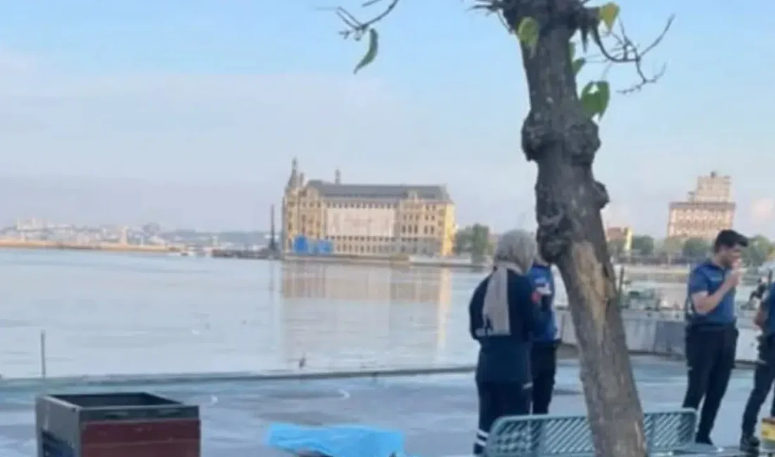 İstanbul Kadıköy’de rıhtım bölgesinde sabah saatlerinde hareketsiz yatan bir kişiyi