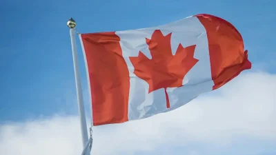 Kanada’nın Toronto kentinde düzenlenen renkli bir sokak festivalinin hemen yakınında