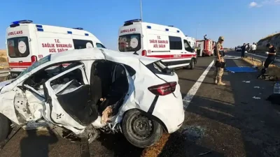 Şanlıurfa’nın Halfeti-Birecik kara yolunda hafif ticari araç ile otomobilin çarpışması