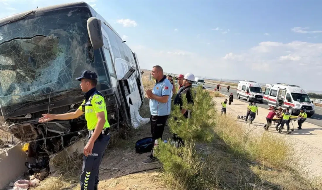 Aksaray’da Niğde-Ankara otoyolunda seyir halindeki bir yolcu otobüsünün kontrolden çıkarak