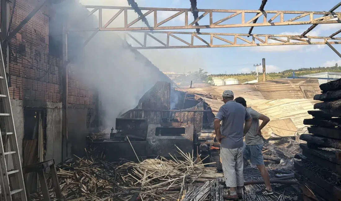 Kocaeli’nin Gebze ilçesinde bulunan bir palet fabrikasında aniden yükselen alevler