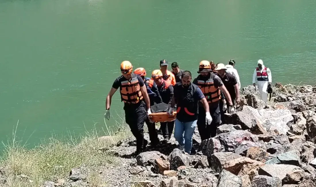 Artvin’in Şavşat ilçesinde kamyonetin dereye devrilmesiyle akıntıya kapılan baba Selahattin