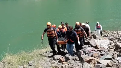 Artvin’in Şavşat ilçesinde kamyonetin dereye devrilmesiyle akıntıya kapılan baba Selahattin