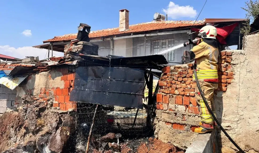 Manisa’nın Kula ilçesinde bir evin bahçesinden yükselen alevler mahallede büyük